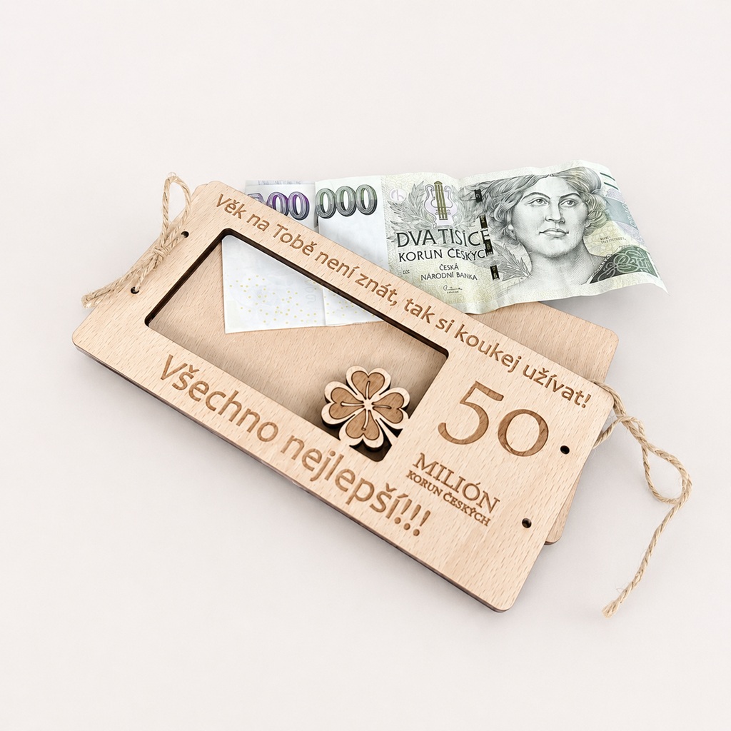 Ukázka vložení bankovek do dřevěného přání Milion korun k narozeninám